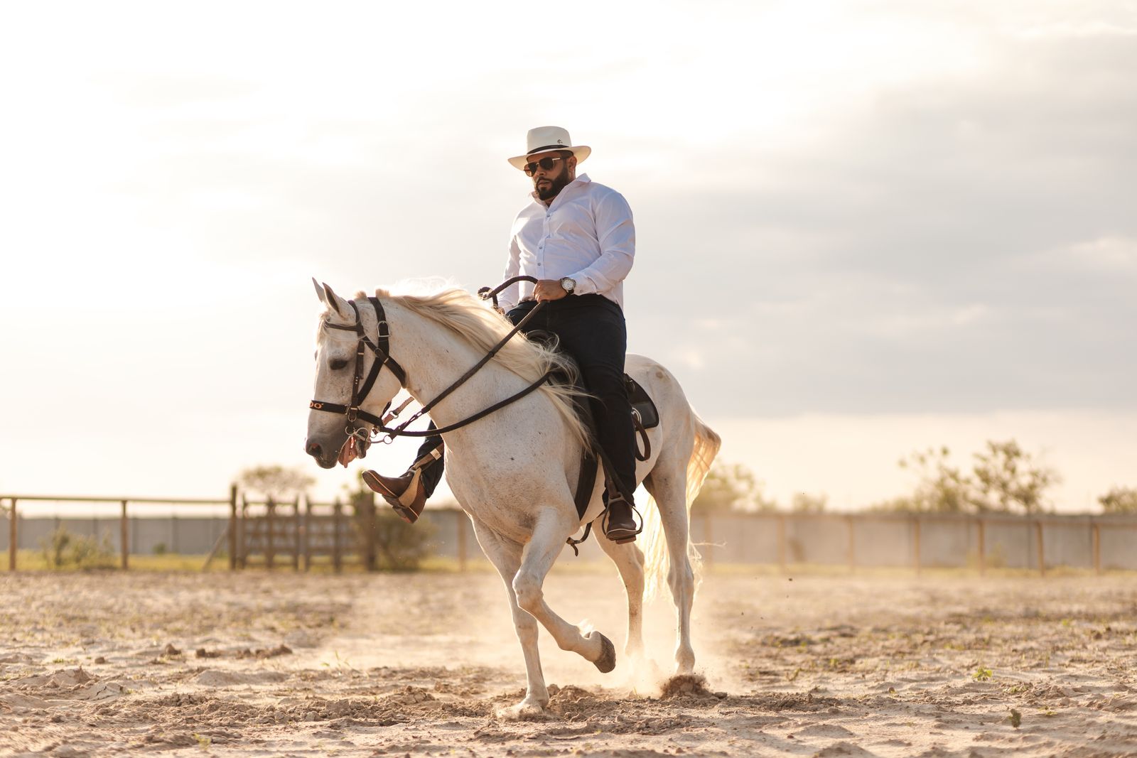 Ramon Lelis a cavalo em propriedade rural